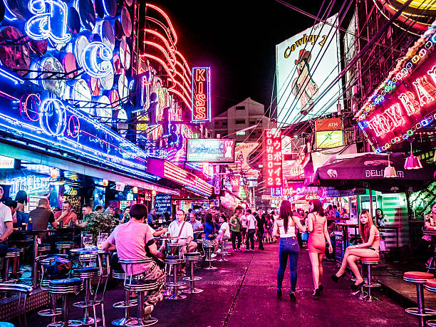 soi cowboy quartiere a luci rosse di bangkok tailandia - prostitution night horizontal outdoors foto e immagini stock