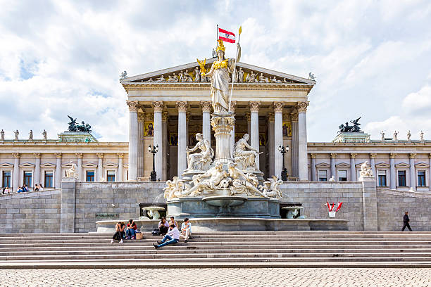 pessoas relaxar na fonte de o parlamento austríaco edifício - austrian parliament imagens e fotografias de stock