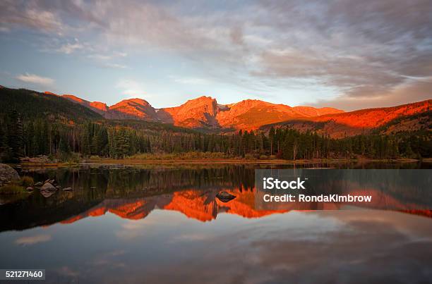 Di Mattina Sul Lago Sprague - Fotografie stock e altre immagini di Colorado - Colorado, Acqua, Albero