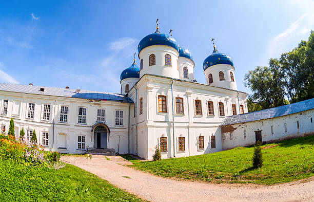 monastère st george dans veliky novgorod en russie - monkhood photos et images de collection