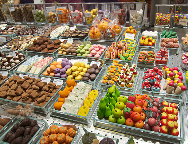 bonbon coloré à barcelone marché de la boqueria - market stall spain fruit trading photos et images de collection