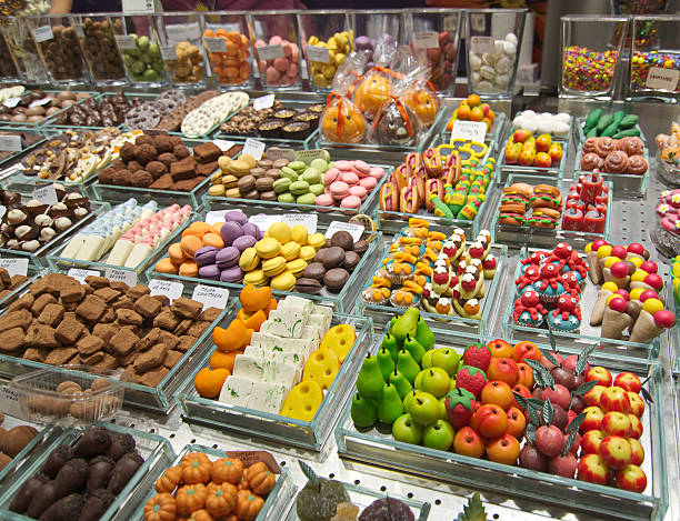 カラフルなキャンディのバルセロナラボケリア市場 - market stall spain fruit trading ストックフォトと画像