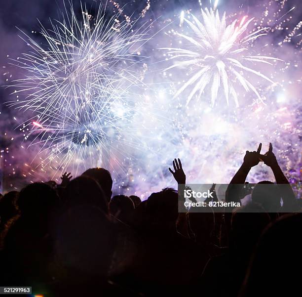 Folla In Attesa Per Il Nuovo Anno - Fotografie stock e altre immagini di 2015 - 2015, Adolescente, Adulto