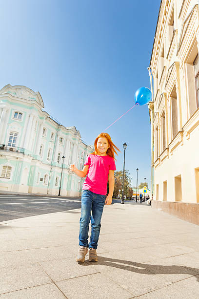 fille positive avec bleu volant ballon dans le ciel - sun sky child balloon photos et images de collection