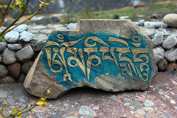 tallada piedra con la inscripción de om mani padme zumbido - tibet tibetan culture buddhism writing fotografías e imágenes de stock