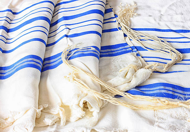 scialle di preghiera-tallit, simbolo di religione ebraica. - hebrew script judaism jewish ethnicity book foto e immagini stock
