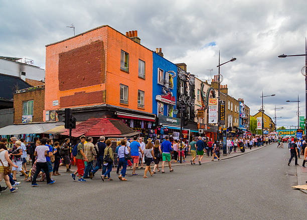 camden high street - crowd store europe city street foto e immagini stock