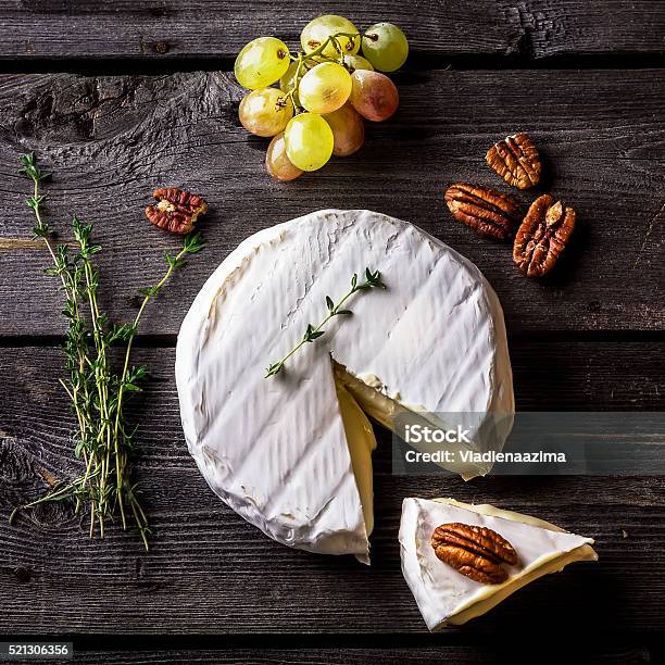 Photo libre de droit de Fromage Herbes De Fruits Et De Raisin Vert Sur La Table En Bois Sombre banque d'images et plus d'images libres de droit de Brie