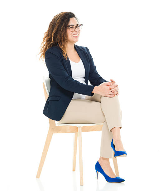 веселый деловая женщина сидит на стуле - smart casual women full length casual стоковые фото и изображения