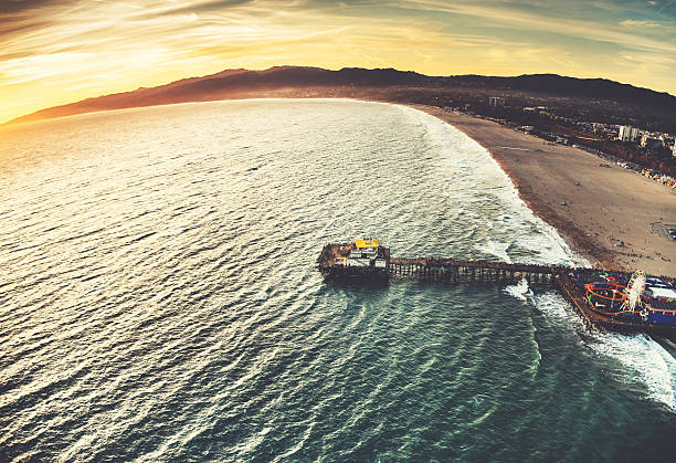 샌타모니카 부두 메트로폴리스 헬리콥터 - santa monica pier city of los angeles los angeles county aerial view 뉴스 사진 이미지