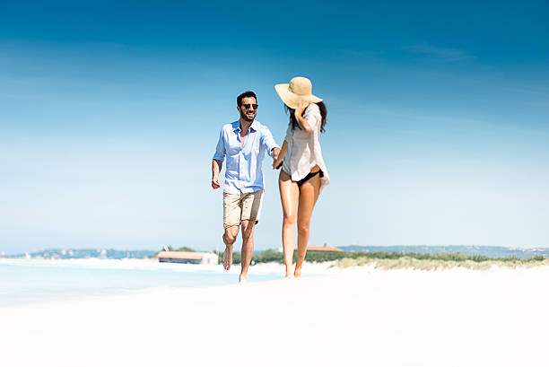 幸せなカップルには、海辺 - beach tropical climate holiday couple ストックフォトと画像