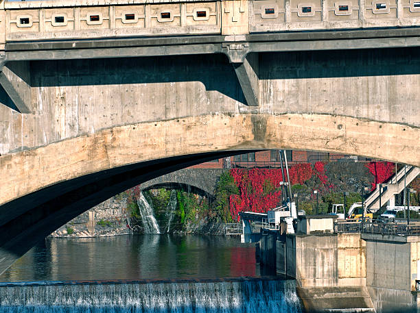 pont au-dessus de la cascade au puissance plante à spokane, dans l'état de washington - spokane washington state concrete bridge photos et images de collection