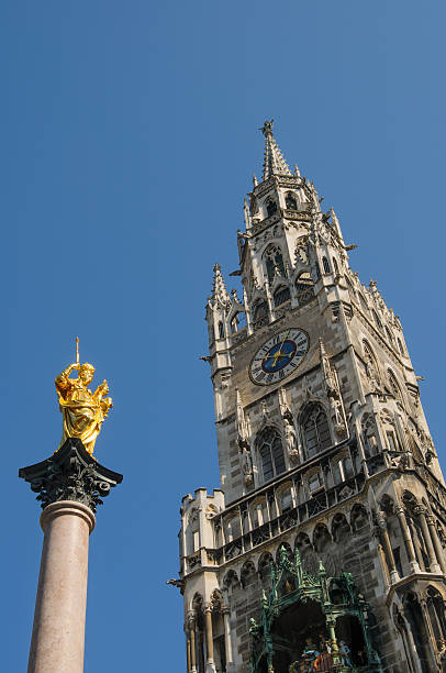 dziewiczy mary statua i wieża ratuszowa w monachium, niemcy - belfried zdjęcia i obrazy z banku zdjęć