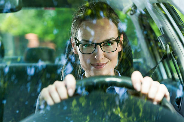 jovem mulher conduzir um carro - driving car drive women imagens e fotografias de stock