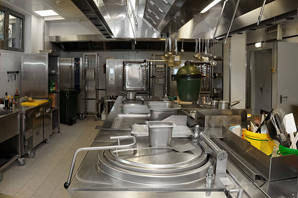 típica cozinha de um restaurante - commercial kitchen restaurant retail stainless steel imagens e fotografias de stock