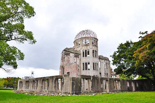 nucleare memorial at hiroshima, giappone - war globe symbols of peace weapon foto e immagini stock