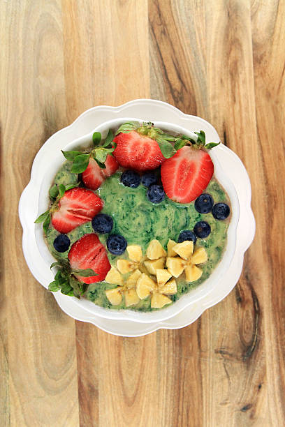 green zdrowia miska z owoców - barleygreen zdjęcia i obrazy z banku zdjęć