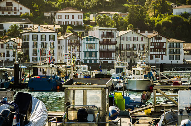 한산합니다 잔점박이 - st jean de luz harbor basque provinces france 뉴스 사진 이미지