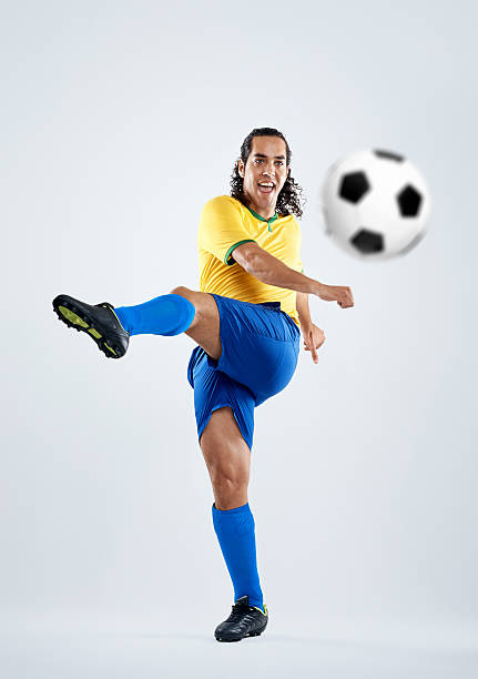 football joueur frappe - soccer player men flying kicking photos et images de collection