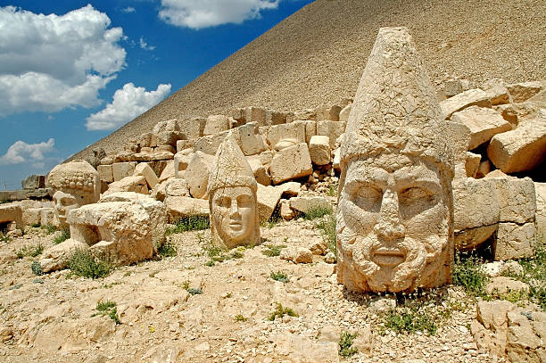 kamienie pomnikowe bóg głowice góra nemrut, turcja - tyche zdjęcia i obrazy z banku zdjęć