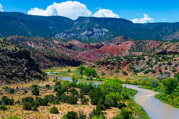 Rio Chama near Abiquiu A bend in the Rio Chama near Abiquiu, New Mexico santa fe new mexico mountains stock pictures, royalty-free photos & images