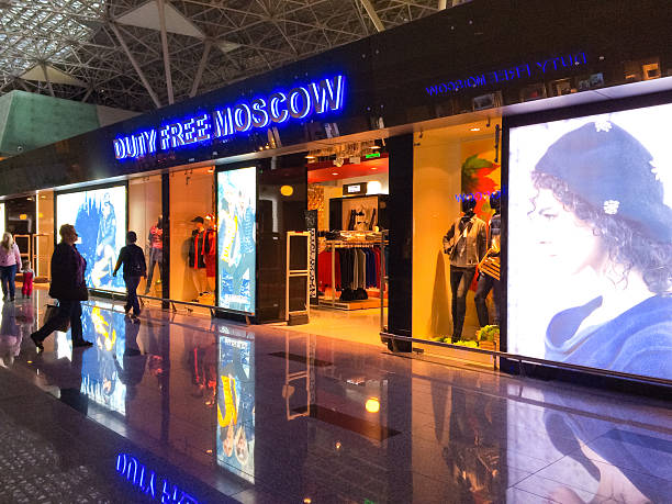 duty-free-shop, internationalen flughafen vnukovo, moskau, russland - mobilestock editorial russia airport stock-fotos und bilder