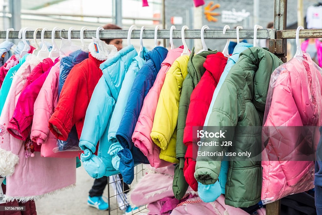 children's clothing store en un flea market - Foto de stock de Niño libre de derechos children's clothing store en un flea market - Foto de stock de Niño libre de derechos