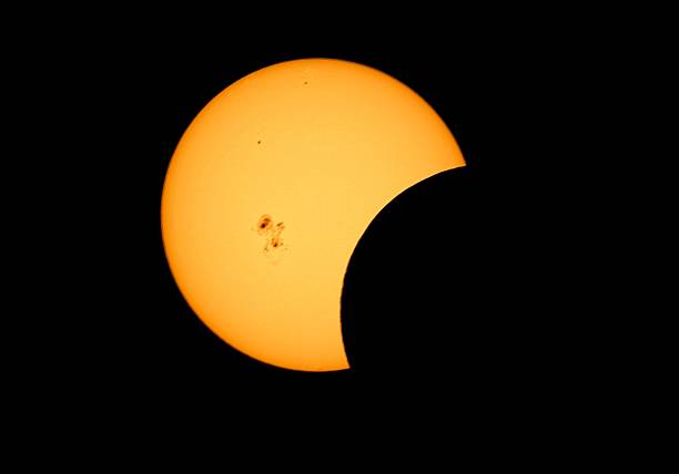 eclipse solar - incompleto fotografías e imágenes de stock