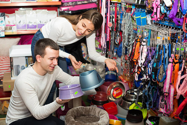 istock Couple choosing bowl in pet store 521375194