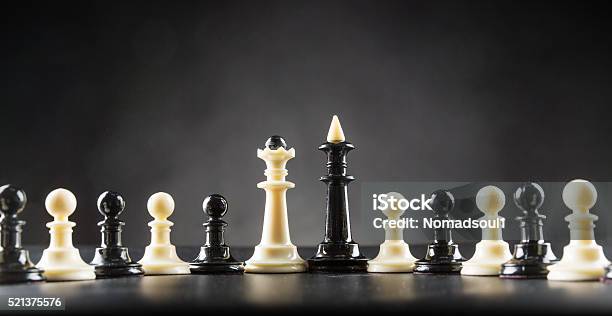 Preto xadrez rei cercado de branco xadrez peões do inimigos, guerra,  capturar, capturar, entrega 21032858 Foto de stock no Vecteezy