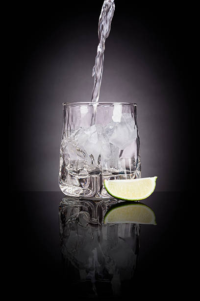 beber vodka. - action alcohol alcoholism bar imagens e fotografias de stock