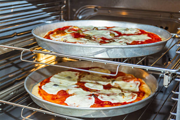 fatti in casa, pizza nel forno - tomato sauce domestic kitchen meat cheese foto e immagini stock
