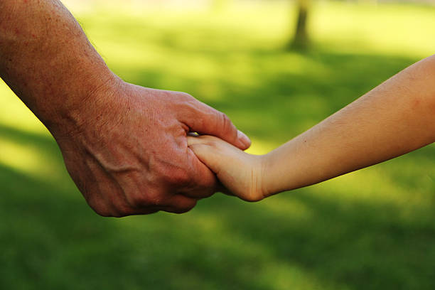 padre tenendo la mano di bambina - holding hands human hand senior adult consoling foto e immagini stock