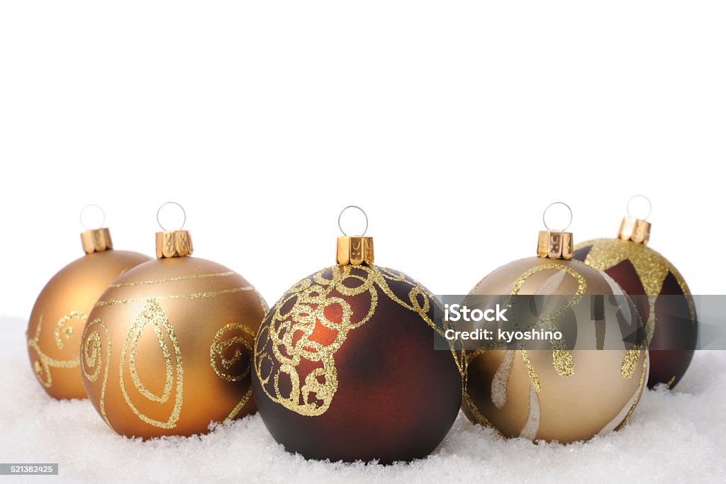 5 つの優雅なクリスマスボール、雪 - お��祝いのロイヤリティフリーストックフォト