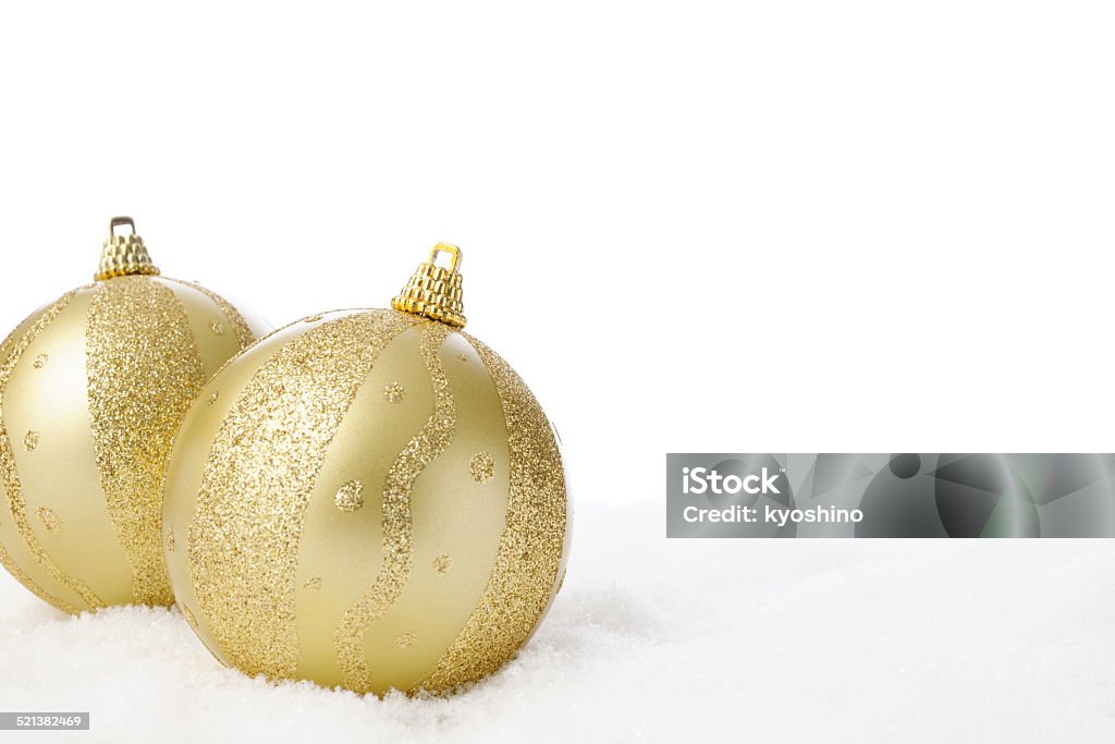 2 つのゴールデンクリスマスボール、雪 - お祝いのロイヤリティフリーストックフォト