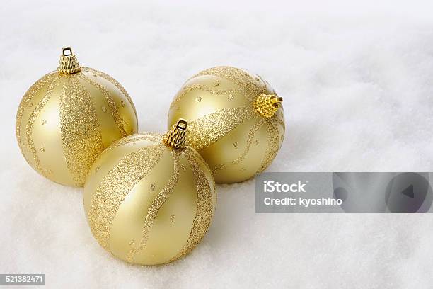 3 ゴールデンクリスマスボール雪 - お祝いのストックフォトや画像を多数ご用意 - お祝い, カラー画像, クリスマス
