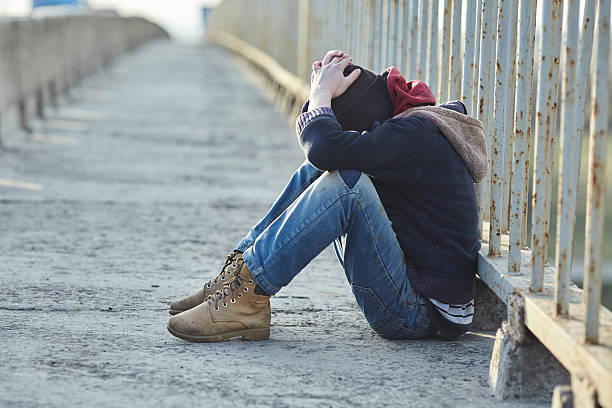 homeless joven niño durmiendo en el puente - sadness teenager little boys depression fotografías e imágenes de stock