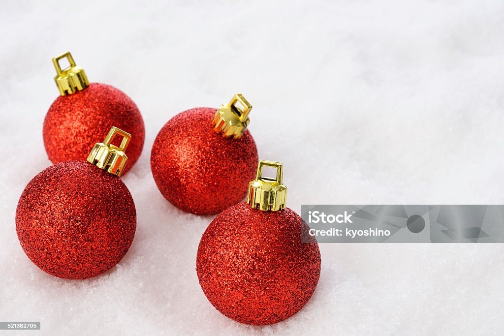 4 赤のクリスマスボール、雪 - お祝いのロイヤリティフリーストックフォト