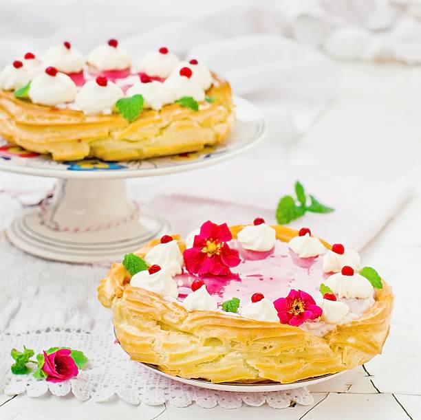istock Pie with cottage cheese cream, cowberry and cream 521383295