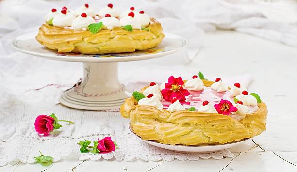 istock Pie with cottage cheese cream, cowberry and cream 521383303