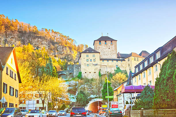 vista da rua e um cidade e castelo na áustria - mountain austria street footpath - fotografias e filmes do acervo