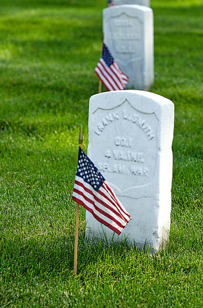 nagrobek, usa. flaga narodowy cmentarz w arlington, zbliżenie - arlington national cemetery tombstone arlington virginia cemetery zdjęcia i obrazy z banku zdjęć