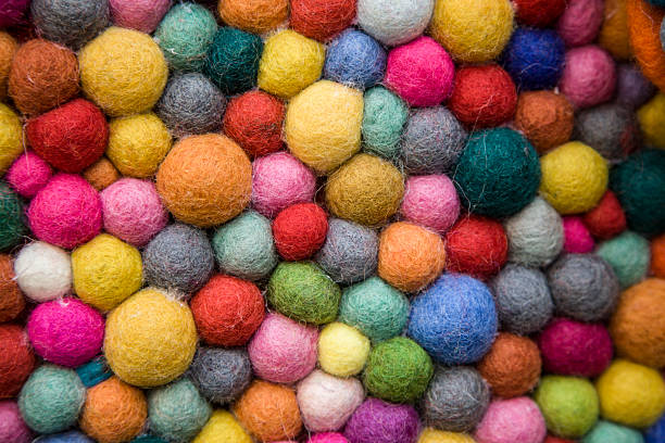 sintió pelotas multi color textura - felt textured textured effect textile fotografías e imágenes de stock