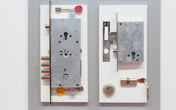 сейф дверной замок - isolated brass key macro стоковые фото и изображения
