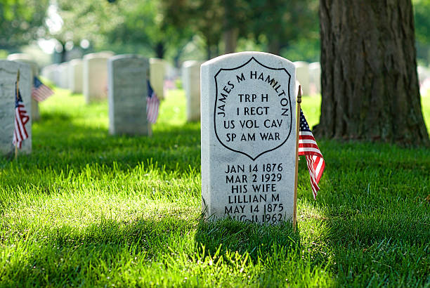 nagrobek, usa. flaga, hiszpański-amerykańskiej wojny narodowy cmentarz w arlington - arlington national cemetery tombstone arlington virginia cemetery zdjęcia i obrazy z banku zdjęć