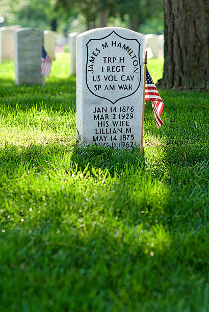nagrobek, usa. flaga, hiszpański-amerykańskiej wojny narodowy cmentarz w arlington - arlington national cemetery tombstone arlington virginia cemetery zdjęcia i obrazy z banku zdjęć