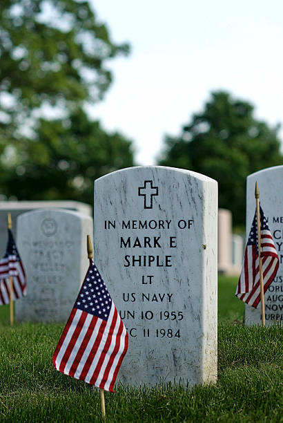 テゥームストーン、米国 フラッグ、アーリントン国立墓地、クローズアップ - arlington national cemetery virginia cemetery american flag ストックフォトと画像