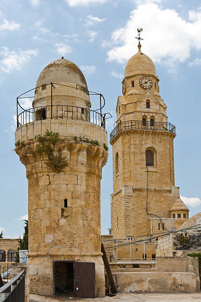 bell tower et d'un minaret - church bell tower temple catholicism photos et images de collection