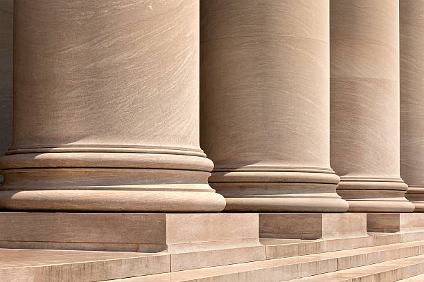 três colunas dóricas do lado de fora de um tribunal. - column legal system university courthouse - fotografias e filmes do acervo