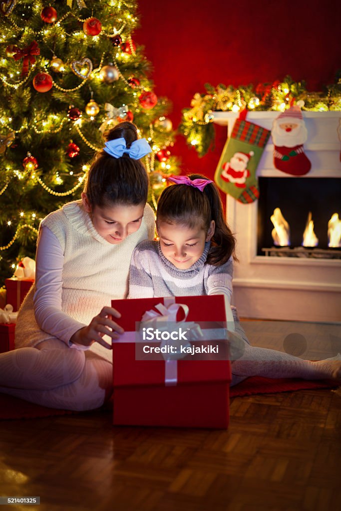 Abrir una Navidad presenta - Foto de stock de Abrir libre de derechos